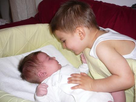 Liam veille sur son p'tit fr�re