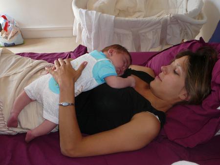la sieste sur maman