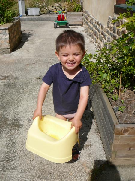 Le triomphe de Loulou qui a enfin r�ussi � faire pipi dans le pot