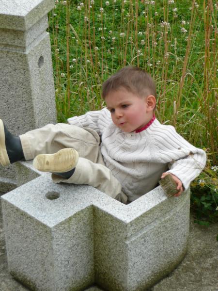 Liam explore tous les recoins du jardin de papou & mamie