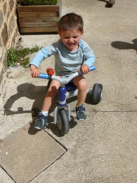 le tour de France a inspir� loulou qui s'exerce sur son tricycle