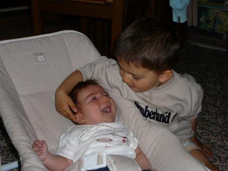 Liam chante des chansons � son fr�re... qui appr�cie