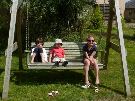 Liam en galante compagnie avec Chlo� & Emma