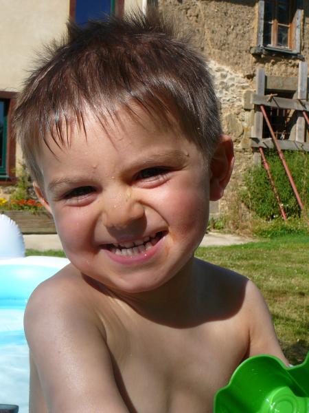 Liam tout heureux dans la piscine