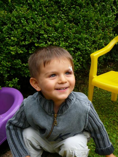 Liam avec ses blessures de guerre dans le jardin de Nona