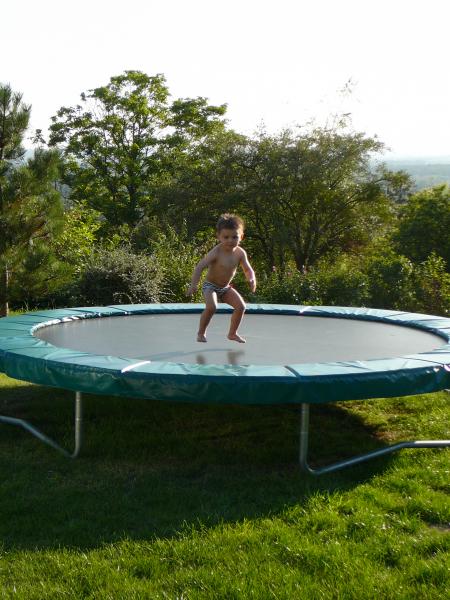 Liam sur le trampoline