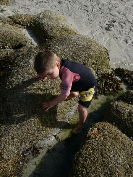 un petit breton-parisien avec son �quipement de plage gallois