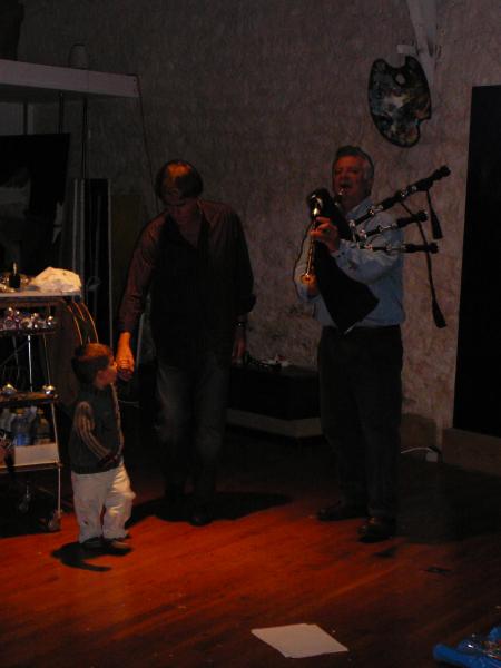 Bon allez, viens papi, on va laisser le monsieur qui fait du bruit