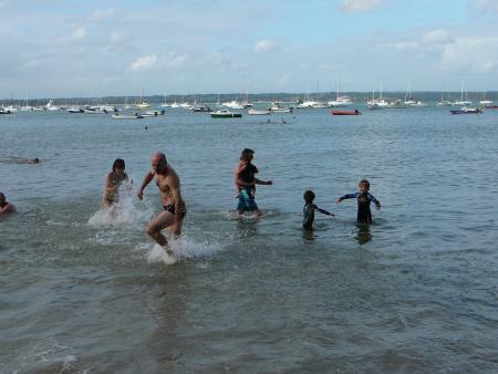 la famille Davies � l'eau....froide!