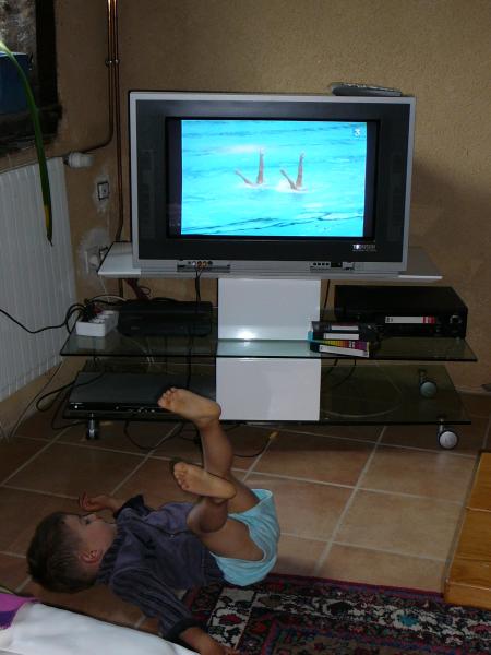 Liam tr�s inspir� devant la natation synchronis�e