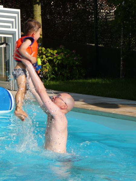 Loulou & Nico dans la piscine
