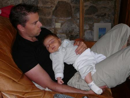 Le roi de la sieste sur fauteuil chaud