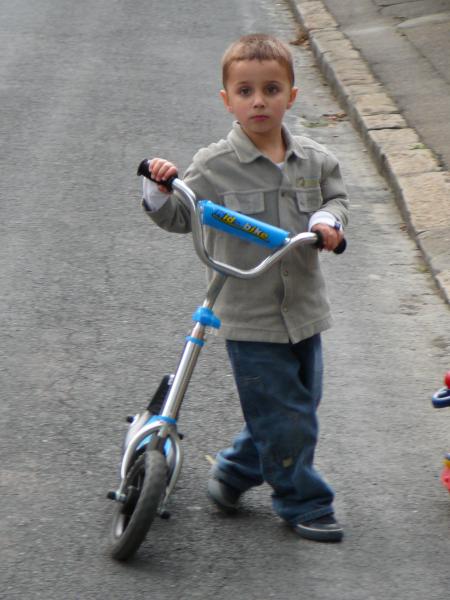 Romain et sa trotinette de course