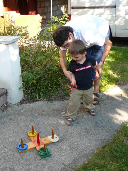 Mamie initie Liam � ses jeux de jeunesse retrouv�s au grenier...