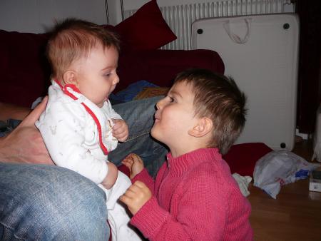 Loulou amuse son fr�re