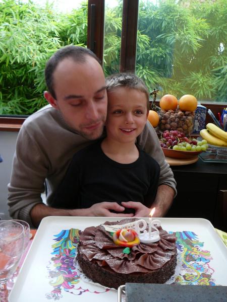 Olive souffle sa bougie...29 ans d�j� le p'tit cousin!