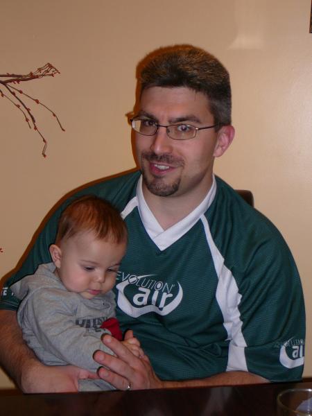 Le titi sur les genoux de Max