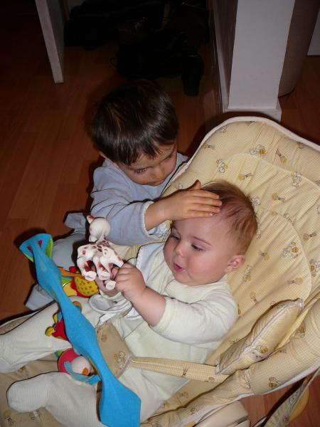 une caresse pour le p'tit fr�re